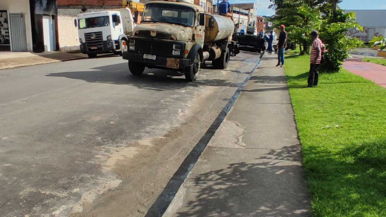 Camacã: Empresa reinicia as obras do asfalto da Praça Mário Batista